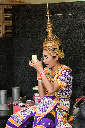 Applying make-up