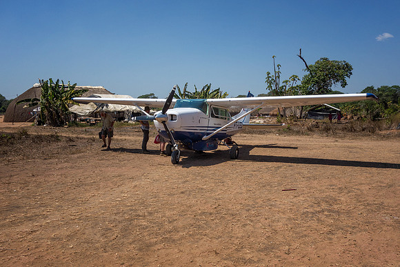 Return flight to Canarana
