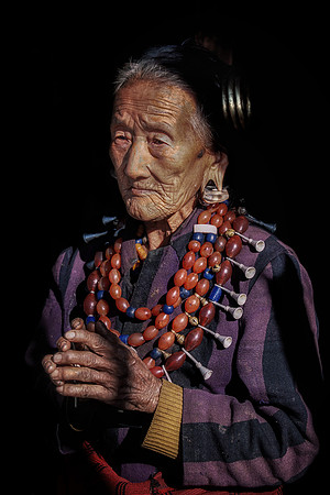 Ao  Naga lady