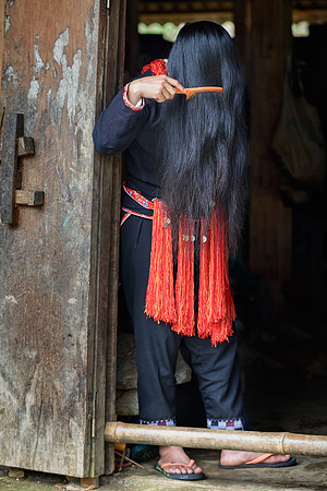 Coi Trieu combing her hair
