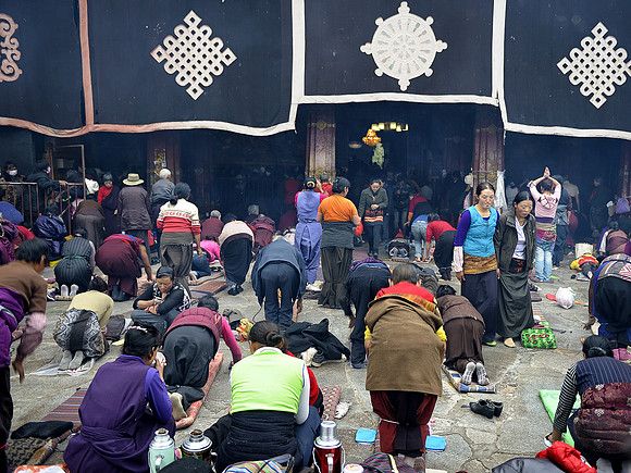 Pilgrims at front of Jokhang Temple