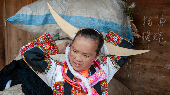 Adjusting the wooden horn