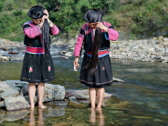 Yao ladies untying hair
