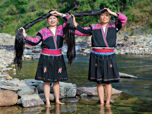Yao ladies showing hair
