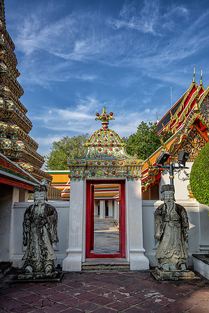Doorway in wat pho