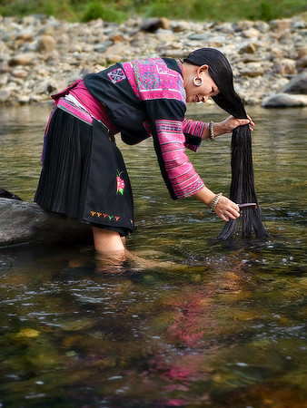 Yao lady combing hair